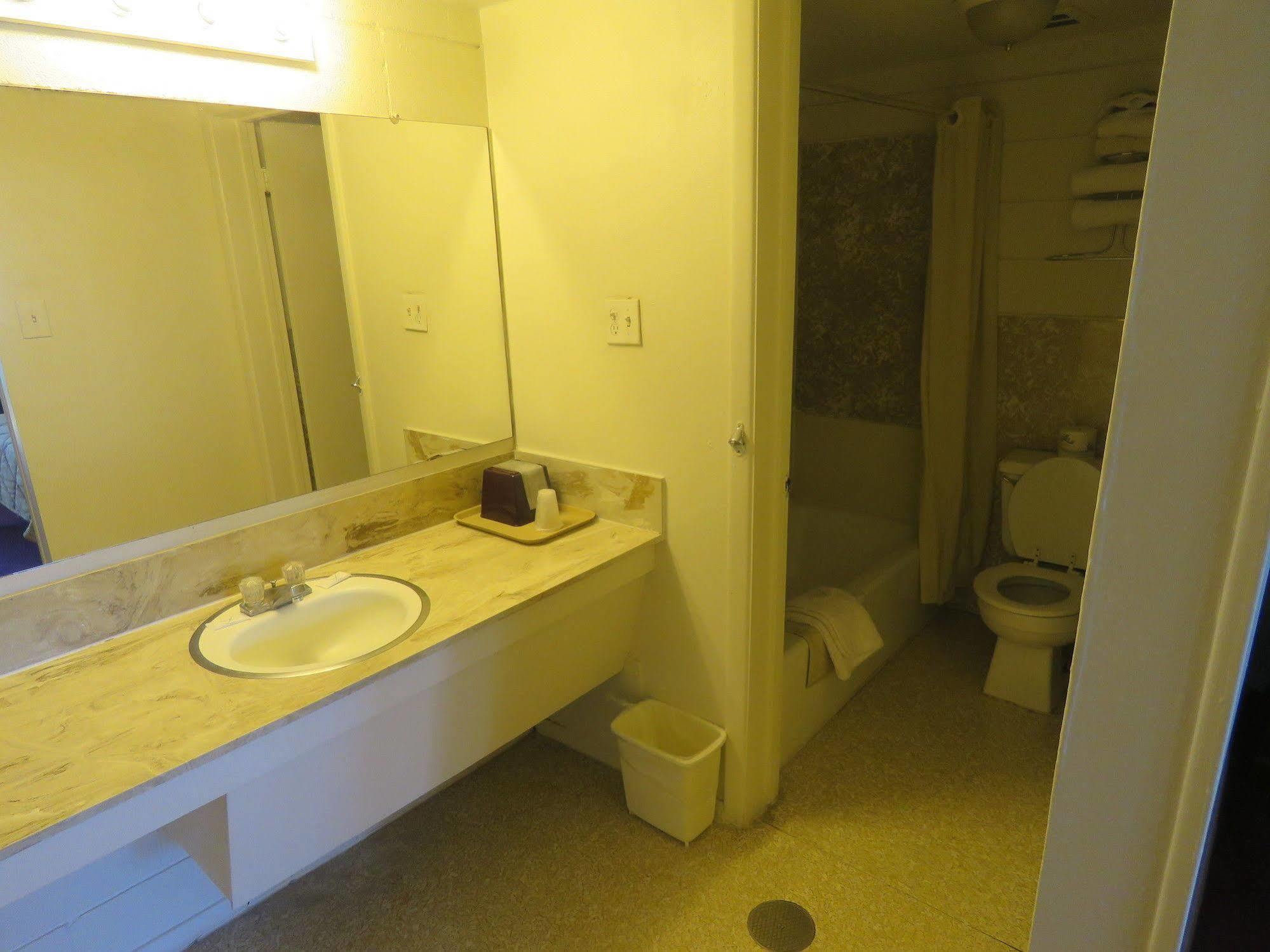 Economy Inn Socorro Bagian luar foto